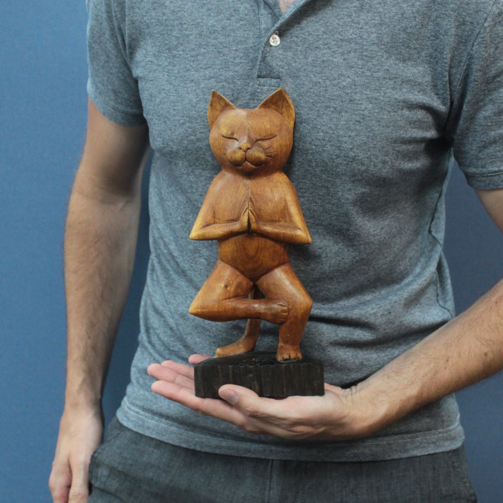 Gato de yoga tallado a mano - Una Pierna