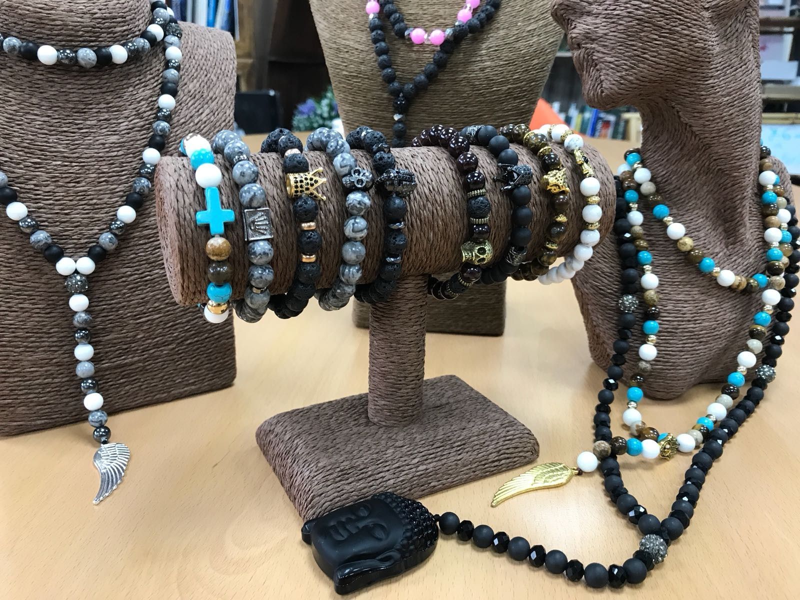 Corona dorada / piedra de lava - pulsera de piedras preciosas