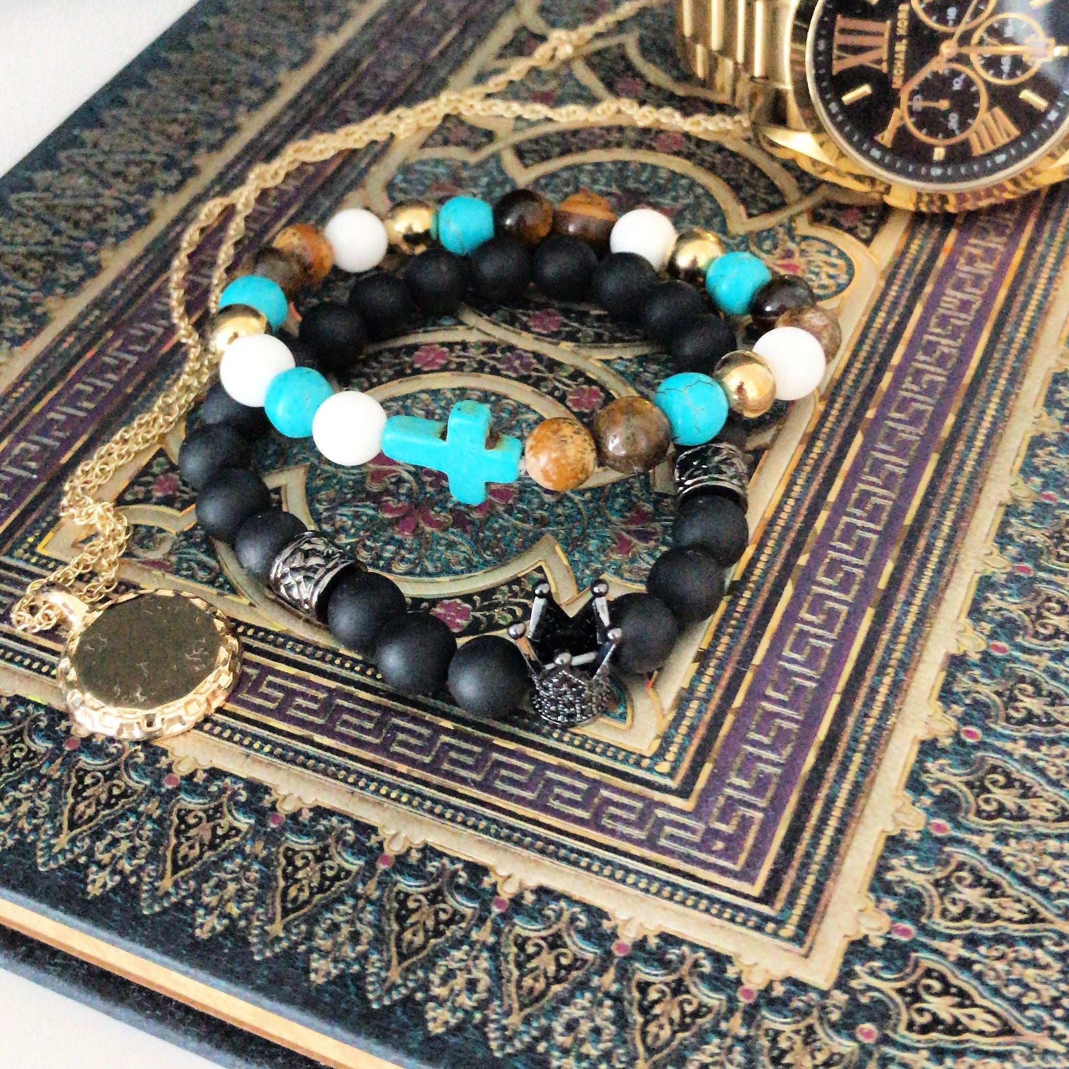 Corona dorada / piedra de lava - pulsera de piedras preciosas