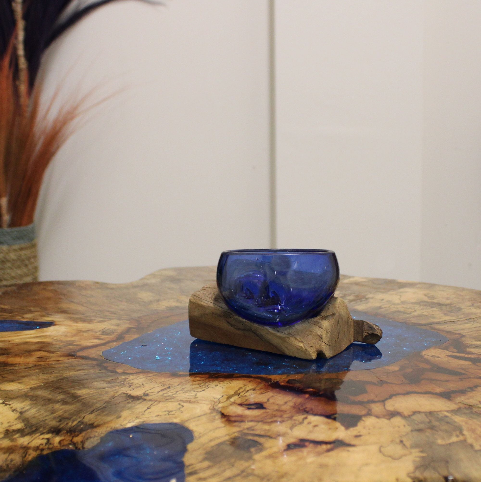 Mini Tazón Azul de Vidrio Fundido sobre Madera