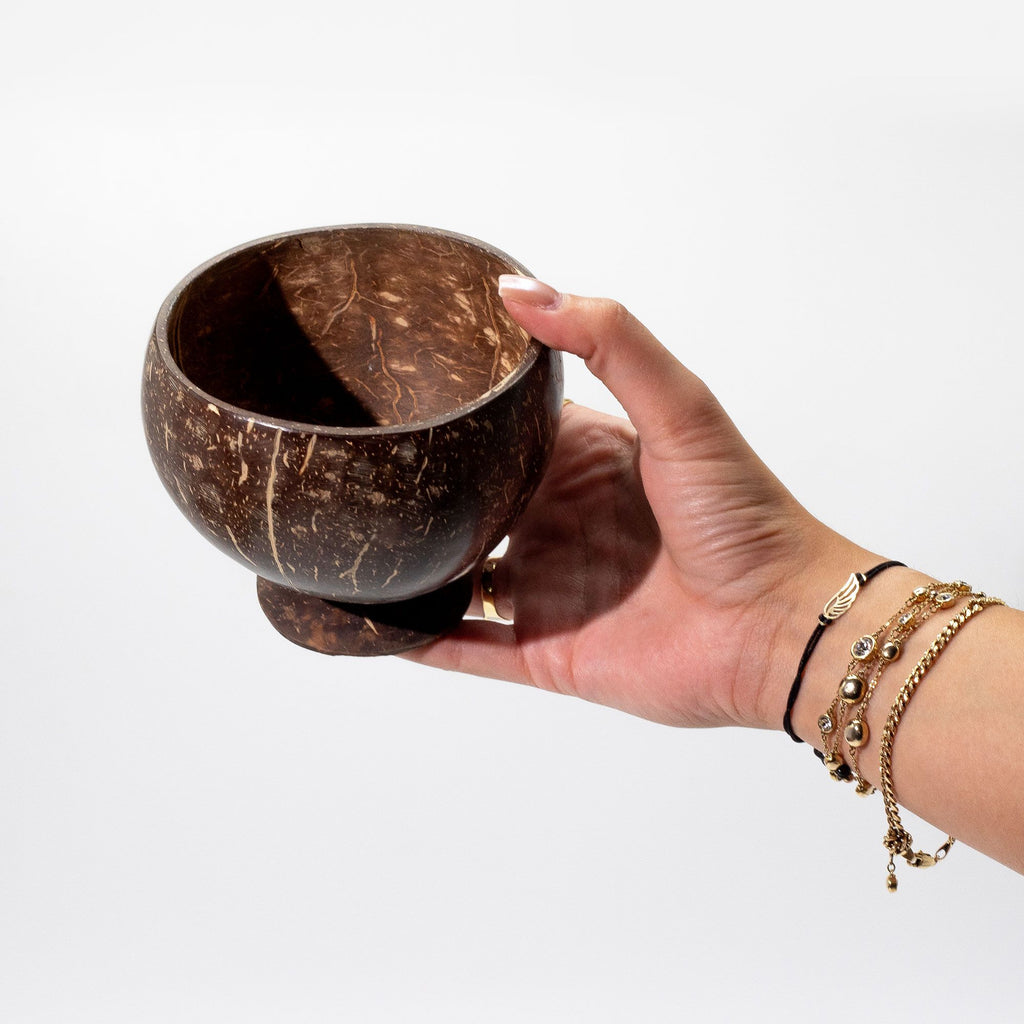 Pequeño tazón de coco natural con soporte