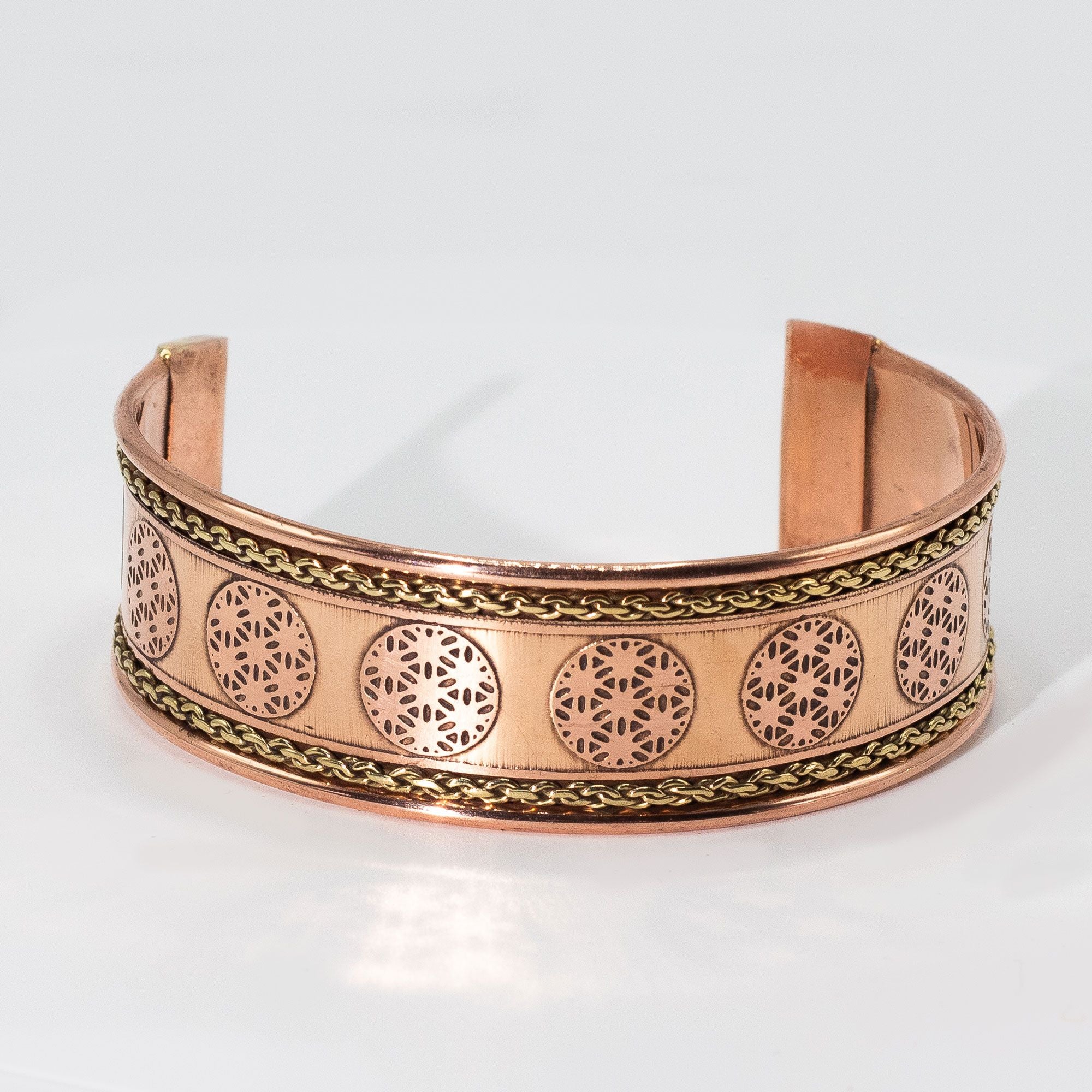 Pulseras de cobre con banda ancha y decoración de latón (surtidas)