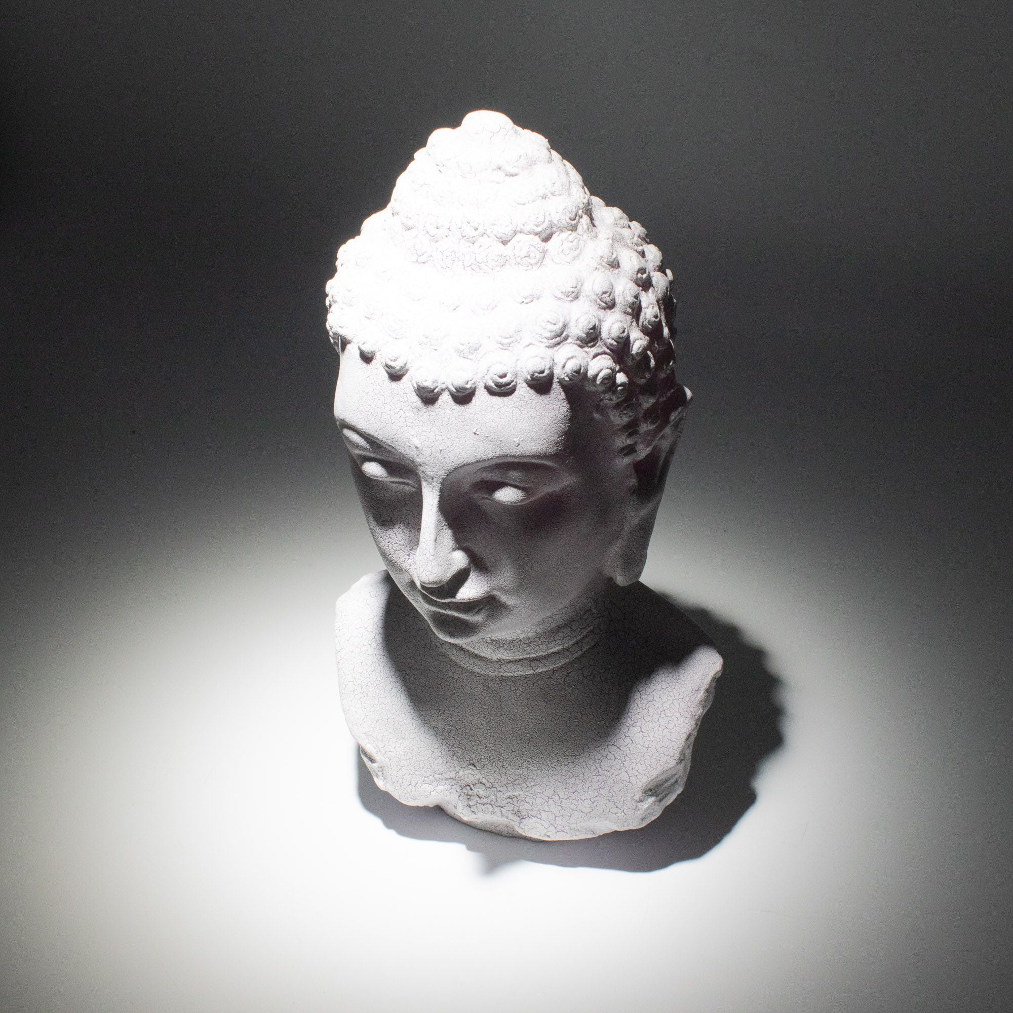 Lámpara con busto de Buda, acabado lavanda craquelado - soporte oval