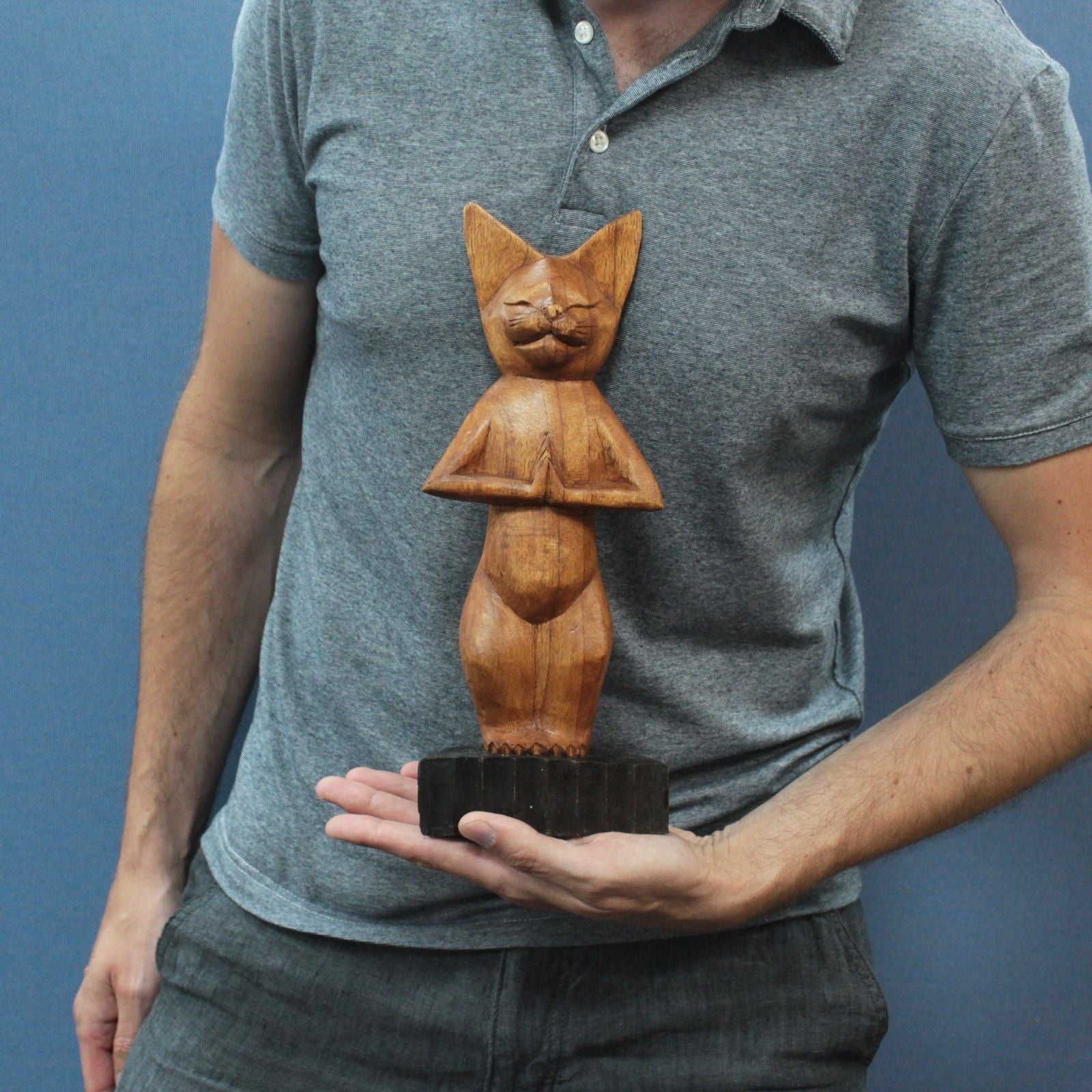Gato de yoga tallado a mano - De pie