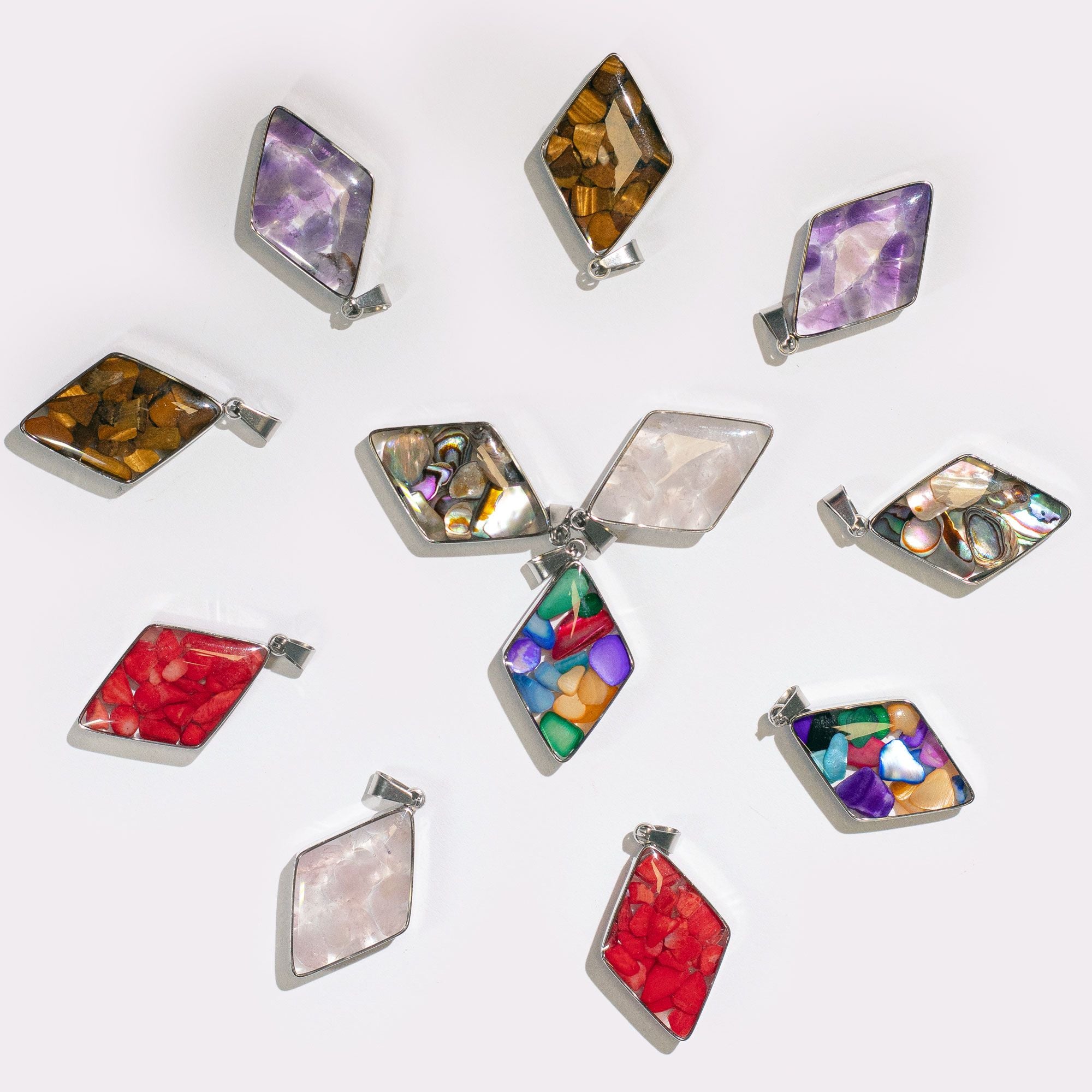 Colgantes en forma de diamante con carcasa de acero - Chips de gemas y conchas Surtido
