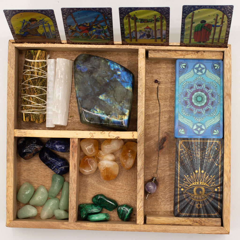 Caja de tarot de cuatro compartimentos con soporte para cartas.