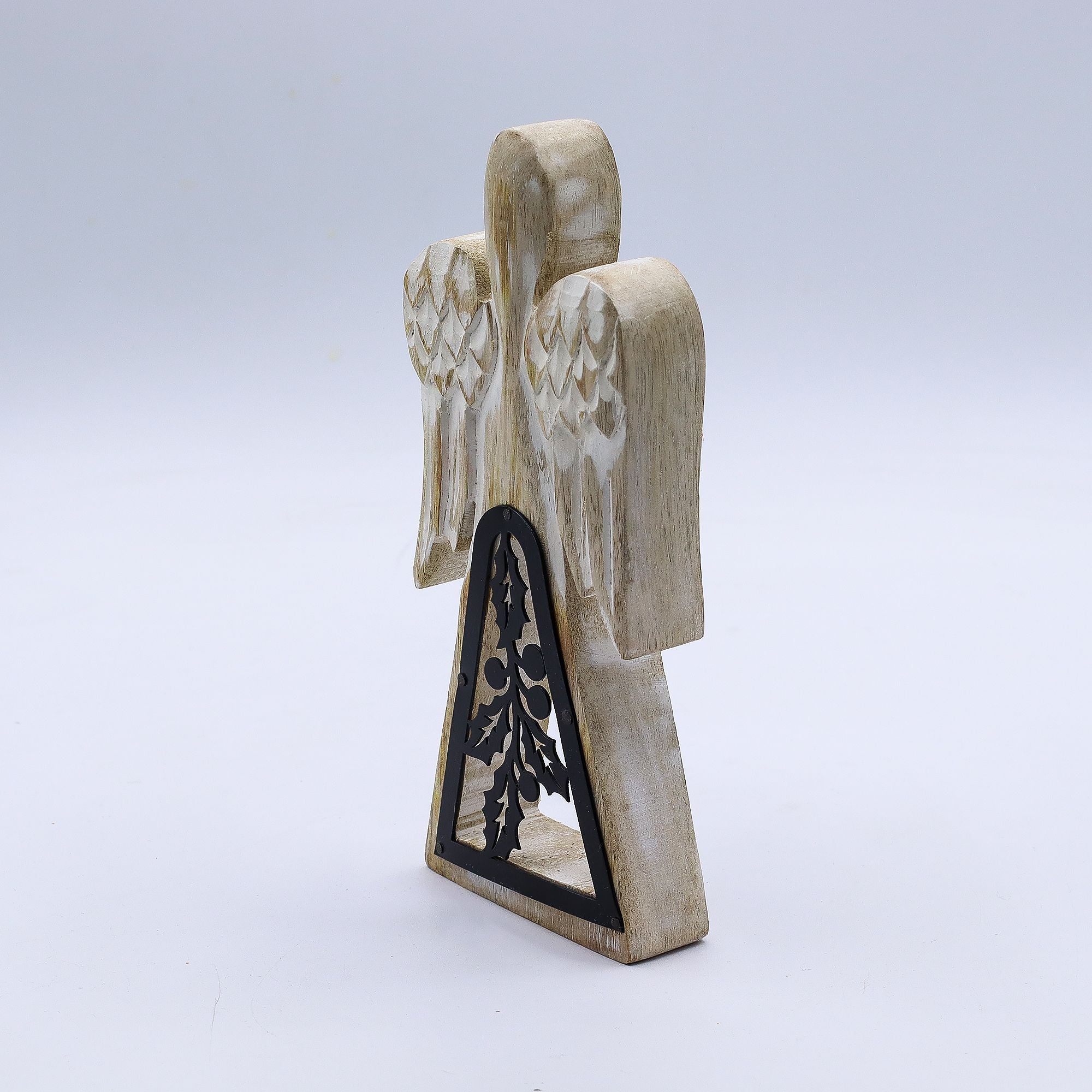 Ángel de madera de mango - acabado lavado blanco con recorte decorativo de hierro