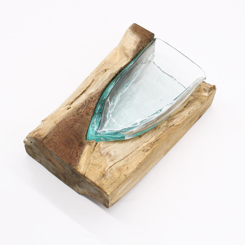 Jarrón de arte en forma de V de vidrio fundido sobre madera