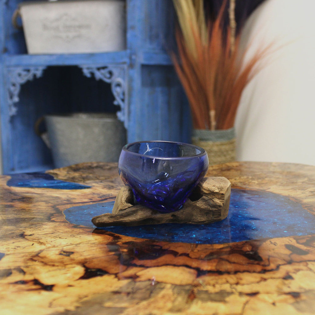 Mini Tazón Azul de Vidrio Fundido sobre Madera
