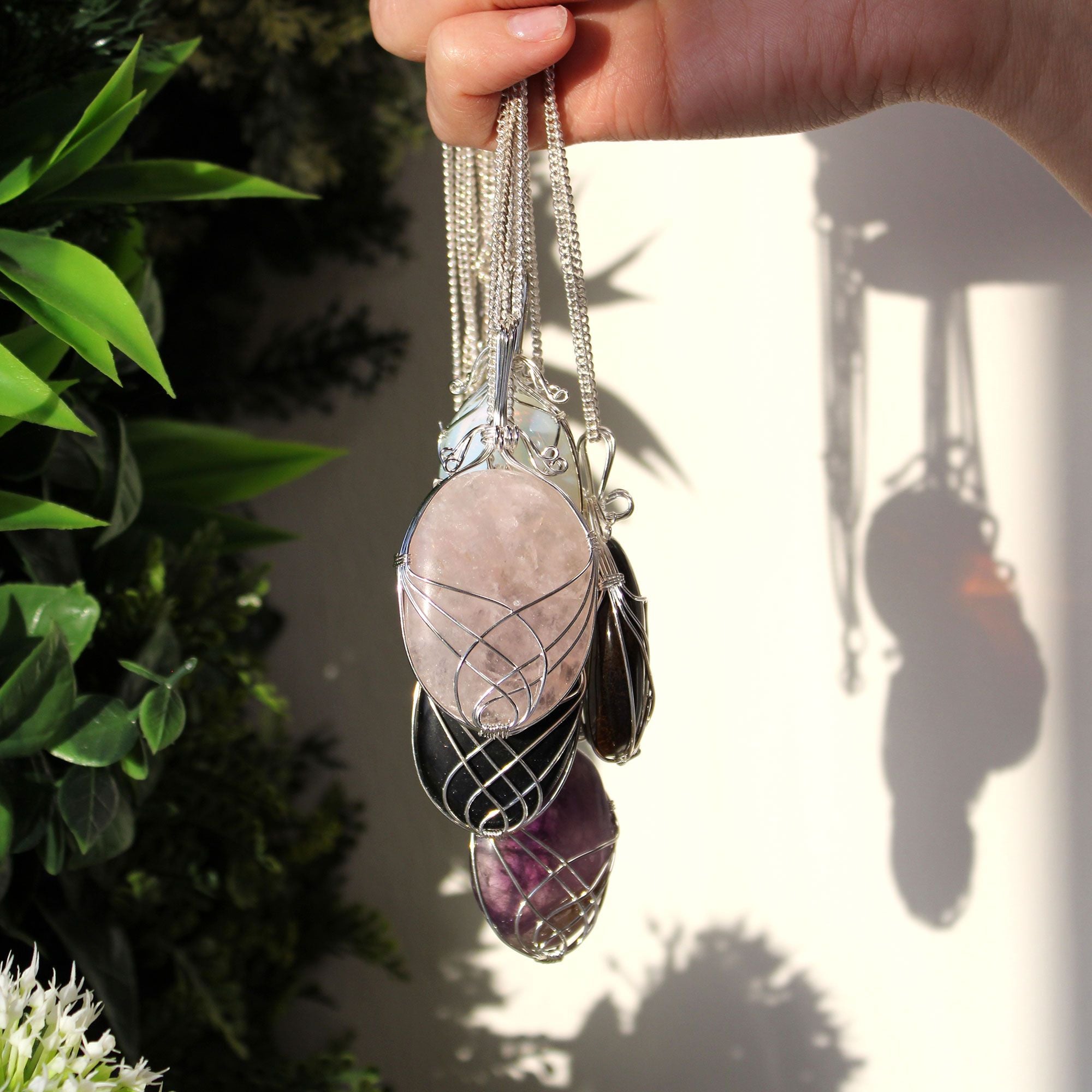 Collar de Piedras Preciosas Envueltas en Cascada - Cuarzo Rosa en bruto