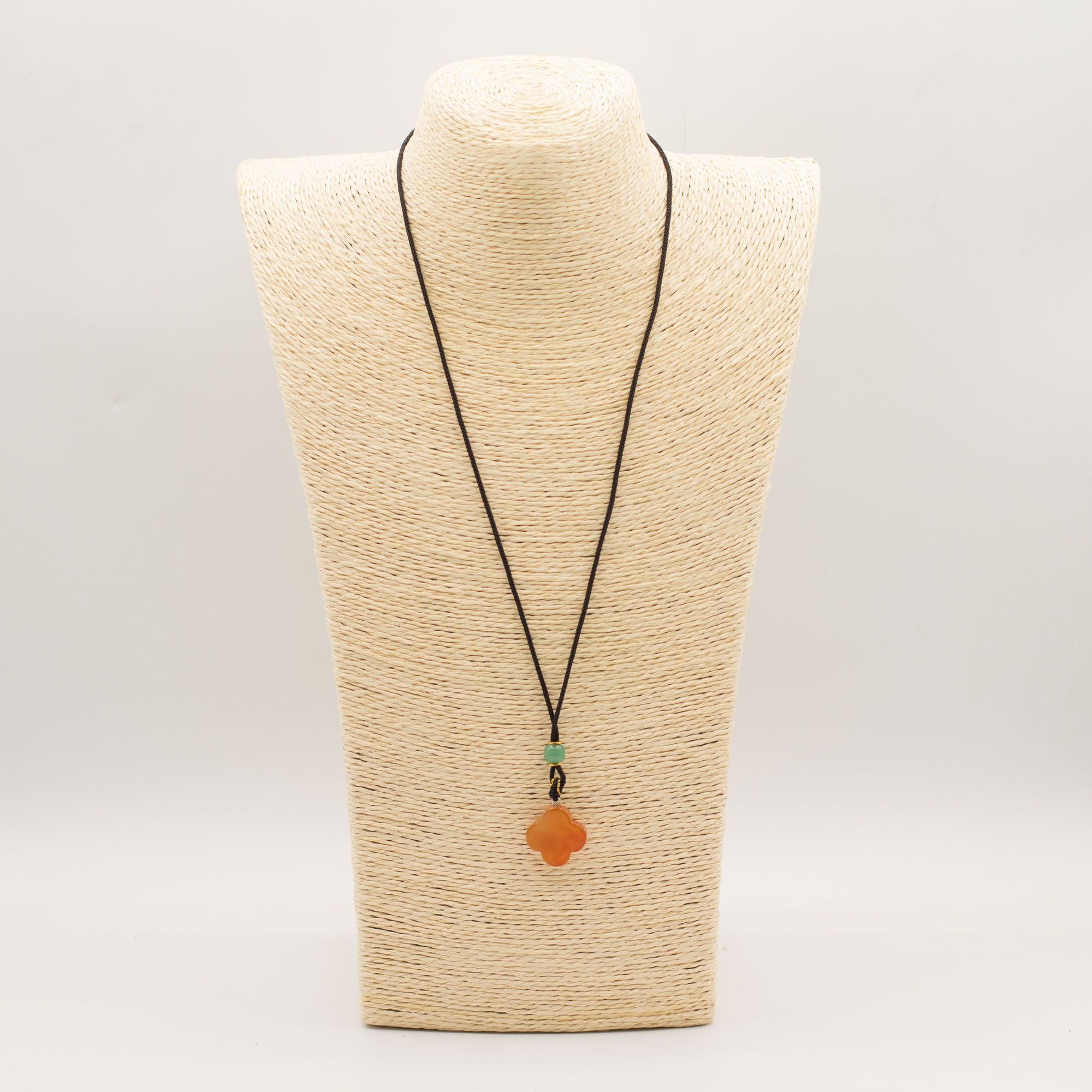 Collar de cordón Colgante de piedra preciosa - Jade rojo en forma de trébol