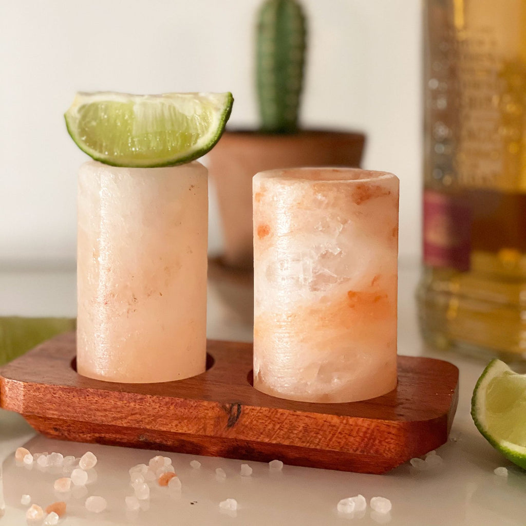 Juego de 4 vasos de chupito de sal del Himalaya y soporte de madera para servir