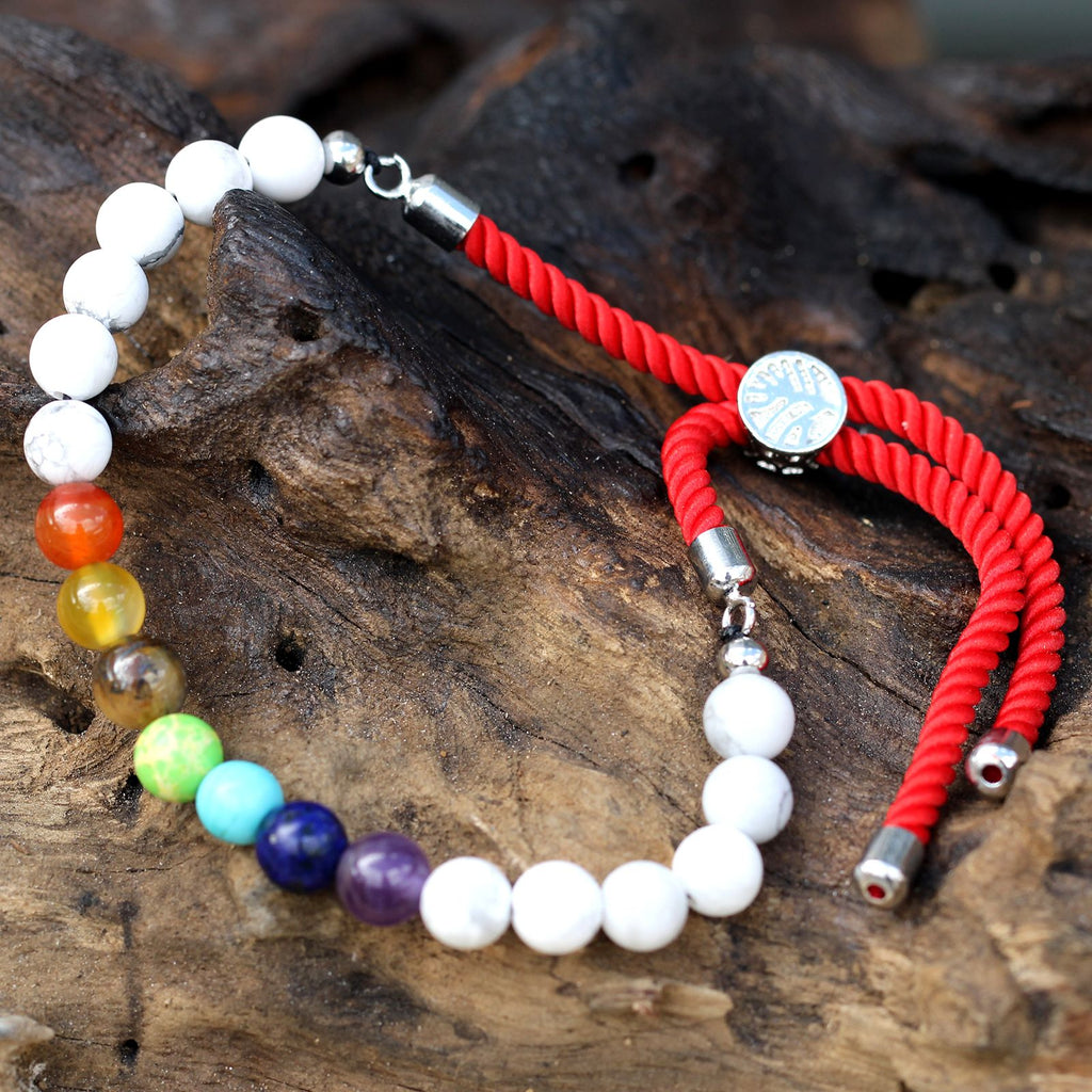 Pulsera de hilo rojo con Khaulita blanca y Chakras