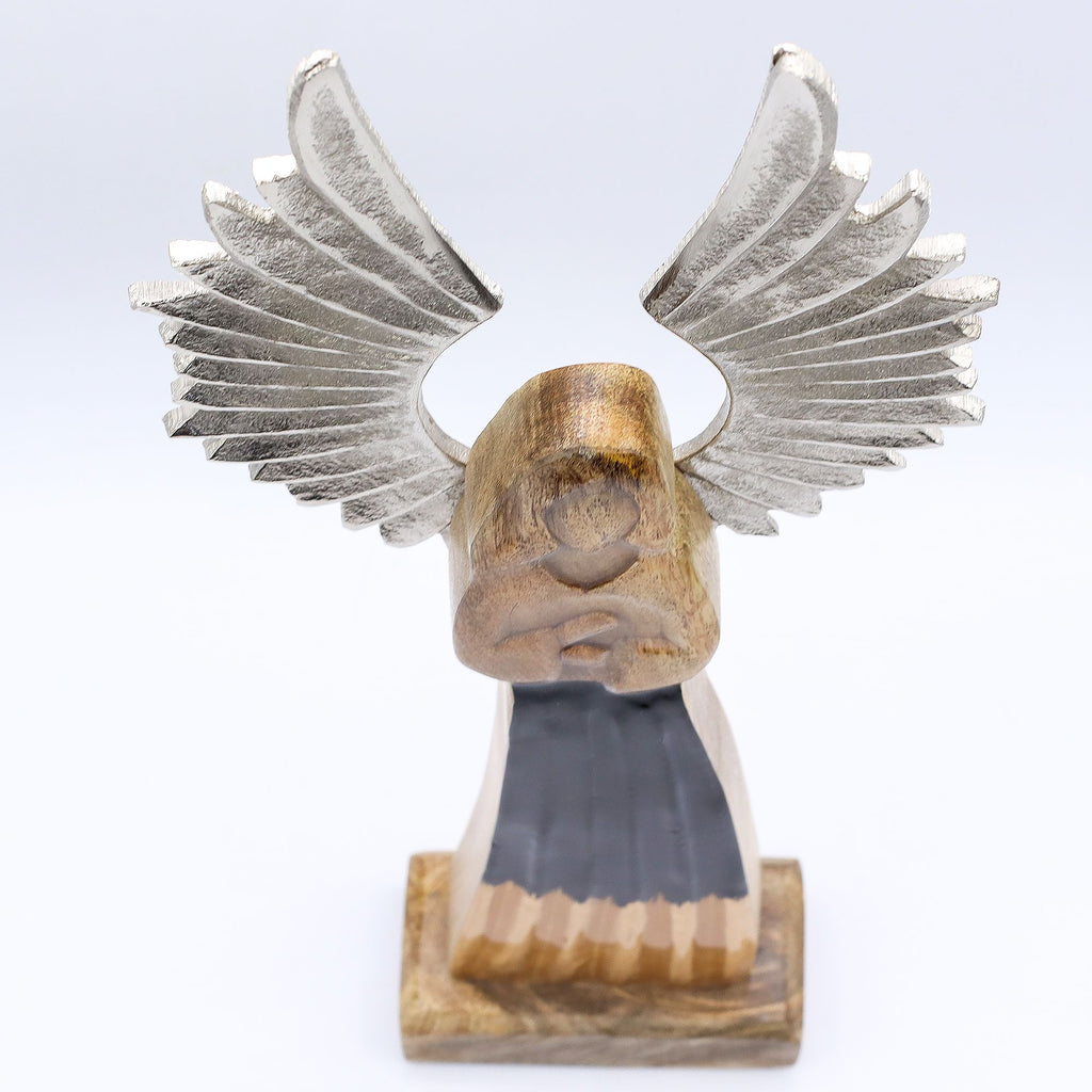Ángel guardián de madera de mango grande, alas de metal y detalle esmaltado