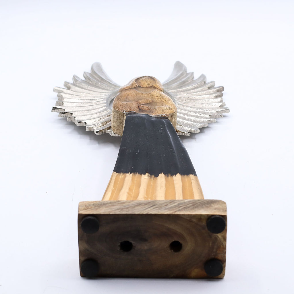 Ángel guardián de madera de mango grande, alas de metal y detalle esmaltado