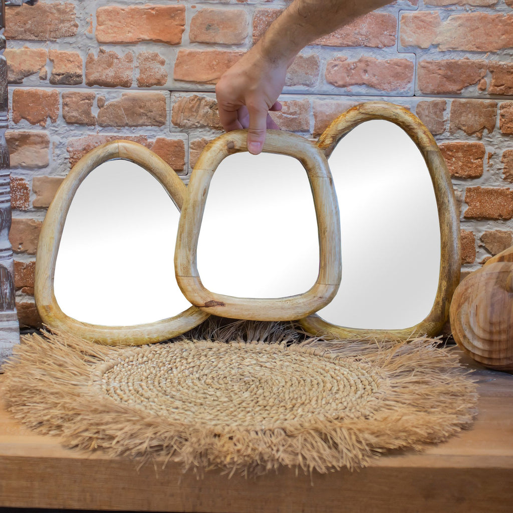 Conjunto de 3 espejos con forma de guijarro - acabado en madera clara