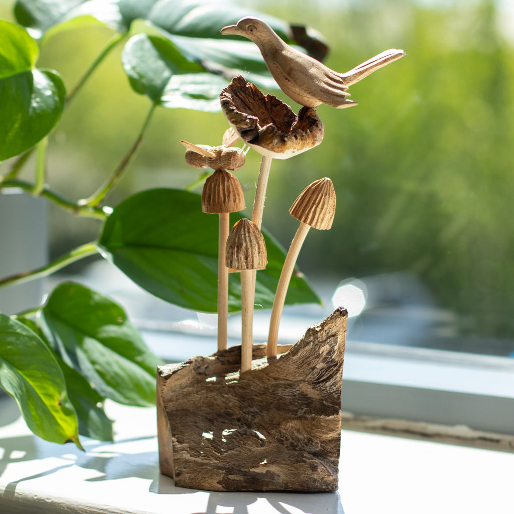 Talla de arte en madera parásita hecha a mano - Pájaro y abeja sobre hongos