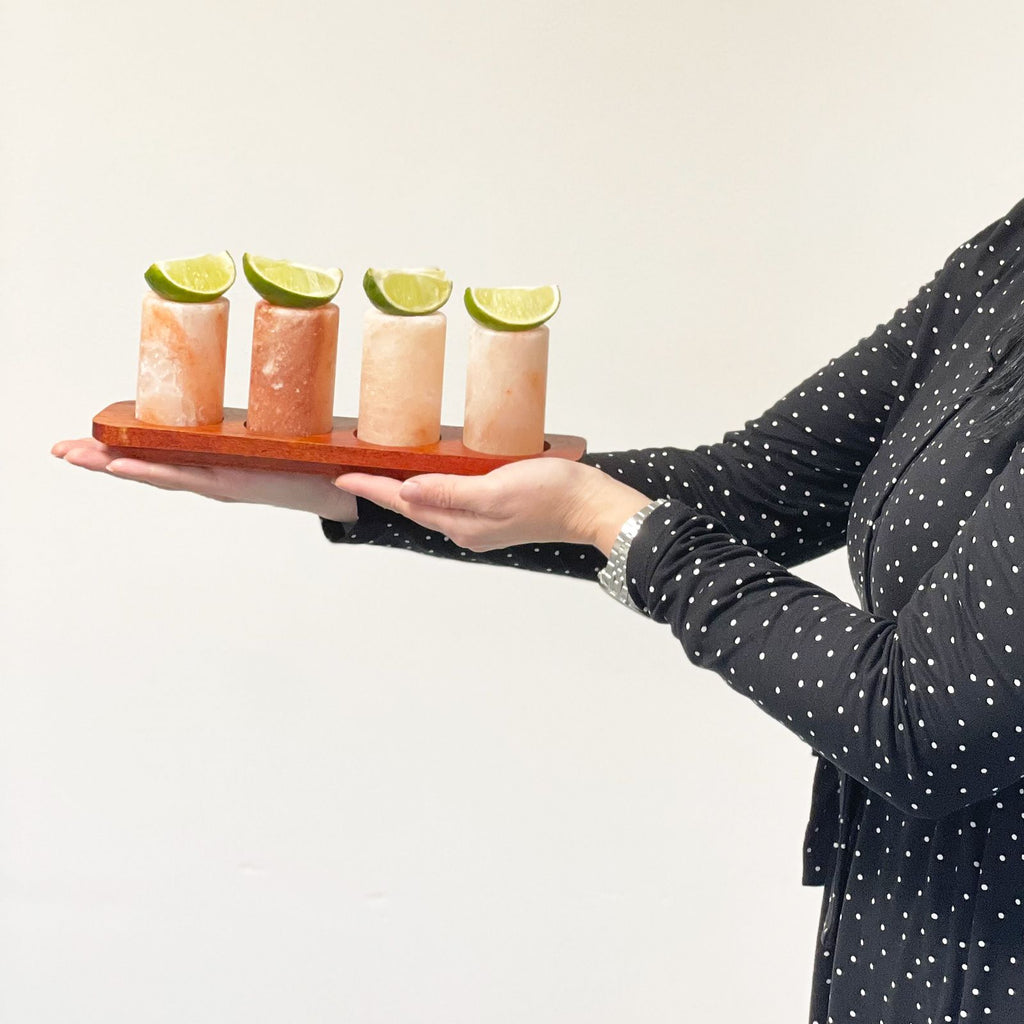 Juego de 4 vasos de chupito de sal del Himalaya y soporte de madera para servir