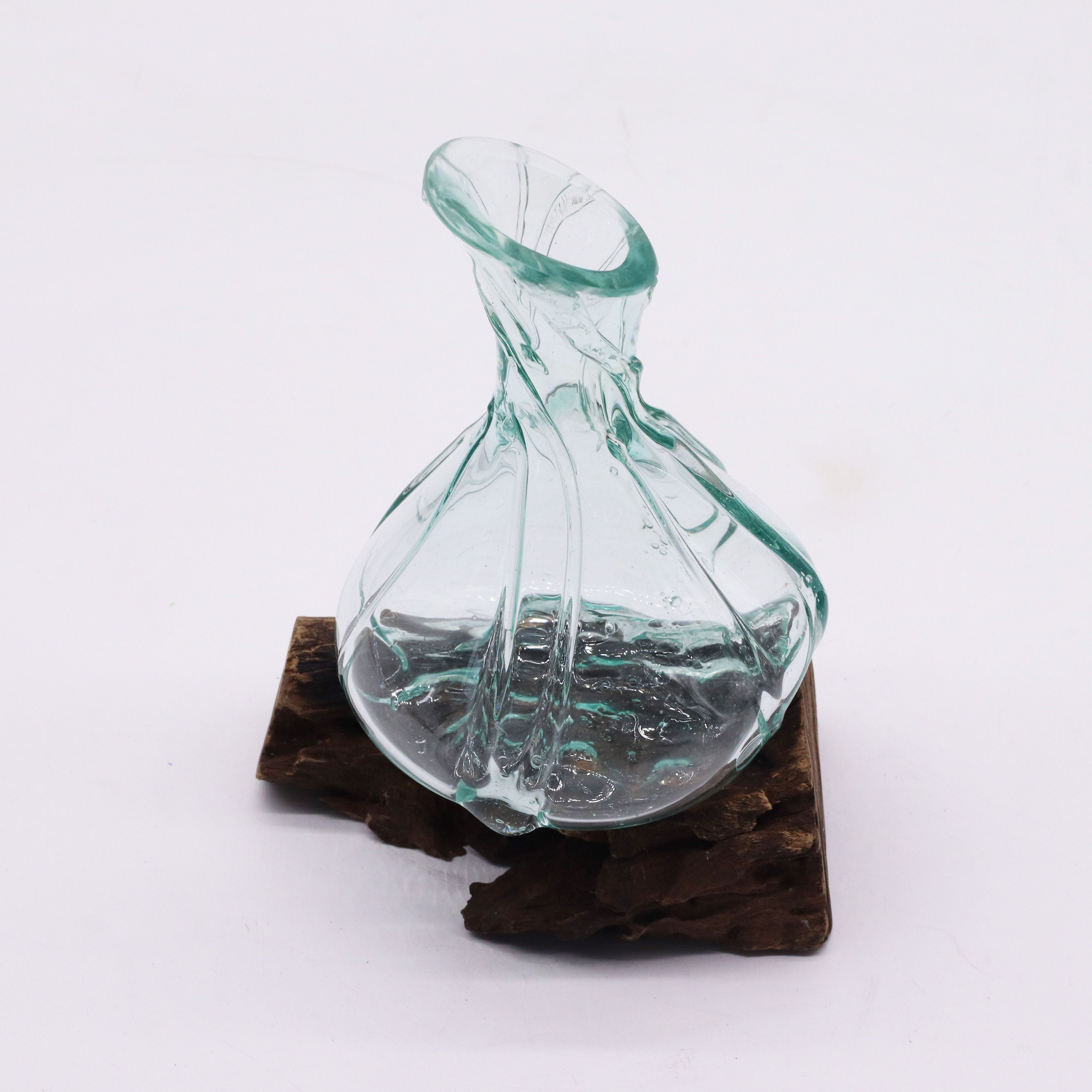 Mini decantador de vidrio fundido decorativo sobre una base de madera, 24 cm