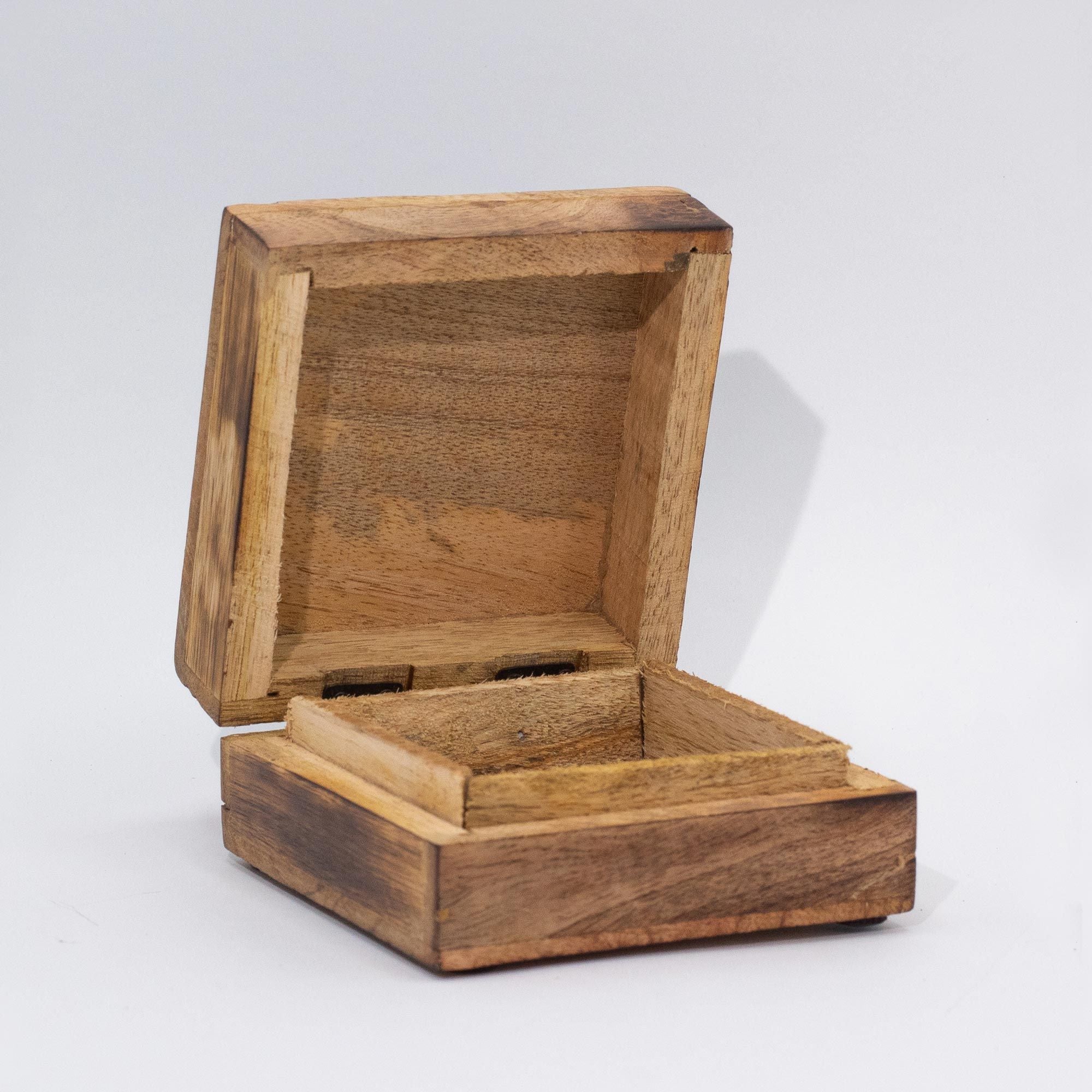 Caja Med Cuadrada 13.5x13.5x6cm - Diseño Champiñón Granate